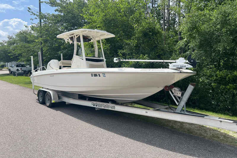 Slide: The Image of Boston Whaler 240 DAUNTLESS 2019 - 2