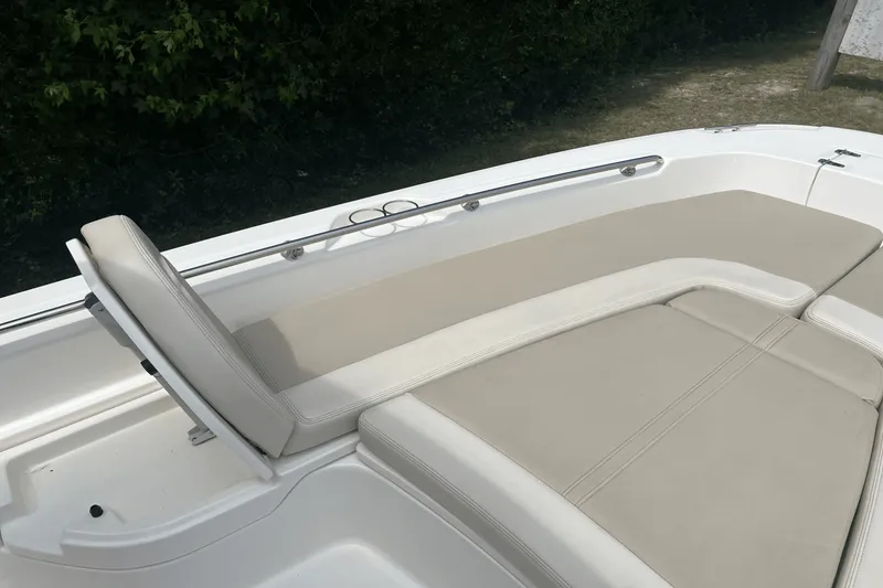 Slide: The Image of Boston Whaler 240 DAUNTLESS 2019 - 22