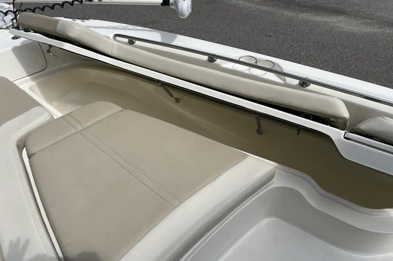Slide: The Image of Boston Whaler 240 DAUNTLESS 2019 - 26