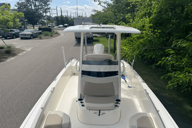 Slide: The Image of Boston Whaler 240 DAUNTLESS 2019 - 29