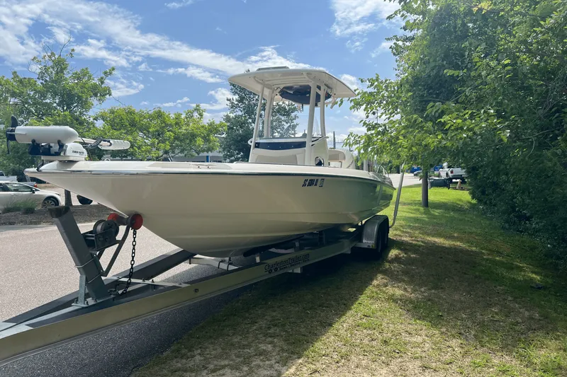Slide: The Image of Boston Whaler 240 DAUNTLESS 2019 - 3