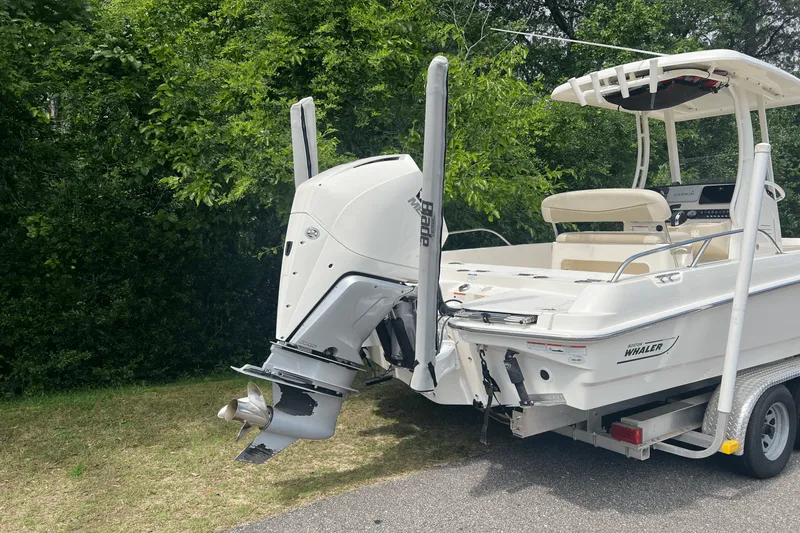 Slide: The Image of Boston Whaler 240 DAUNTLESS 2019 - 30
