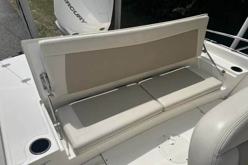 Slide: The Image of Boston Whaler 240 DAUNTLESS 2019 - 8