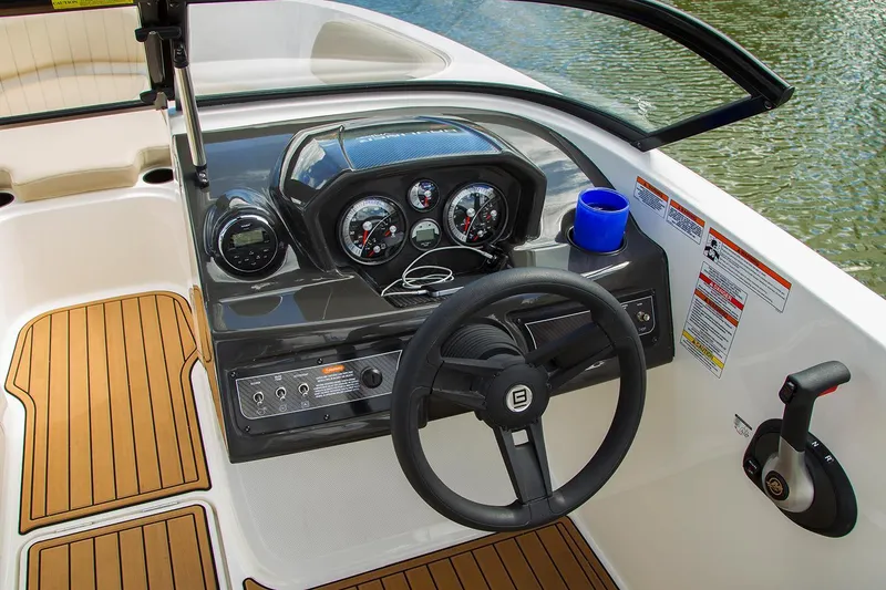 Slide: The Image of Bayliner VR6 Bowrider 2023 - 6