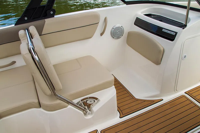 Slide: The Image of Bayliner VR6 Bowrider 2023 - 7