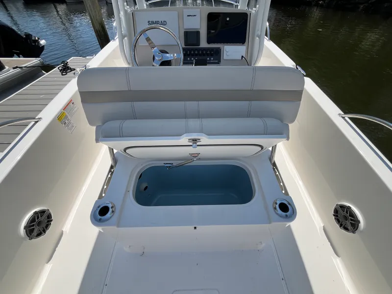 Slide: The Image of Boston Whaler 250 Dauntless 2026 - 8