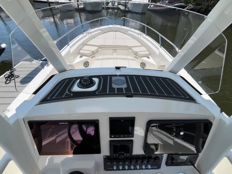 Slide: The Image of Boston Whaler 250 Dauntless 2026 - 16