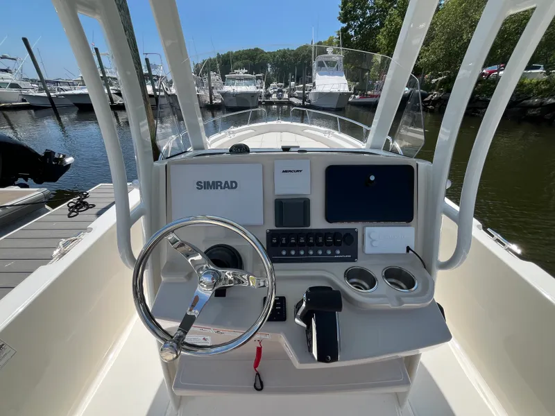 Slide: The Image of Boston Whaler 250 Dauntless 2026 - 13