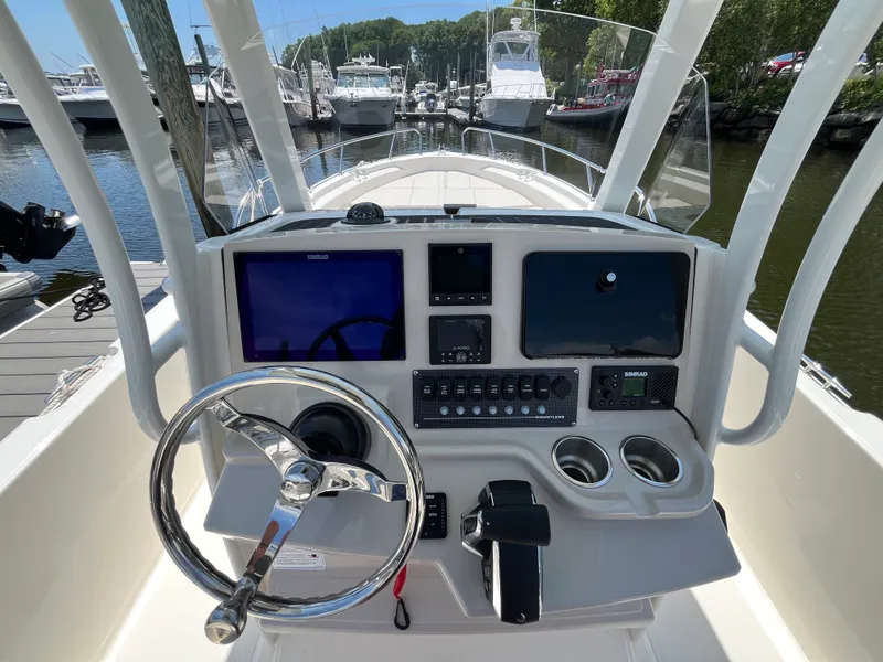 Slide: The Image of Boston Whaler 250 Dauntless 2026 - 14