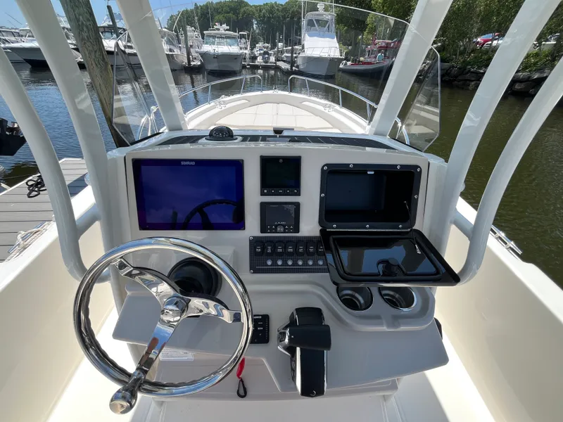 Slide: The Image of Boston Whaler 250 Dauntless 2026 - 15