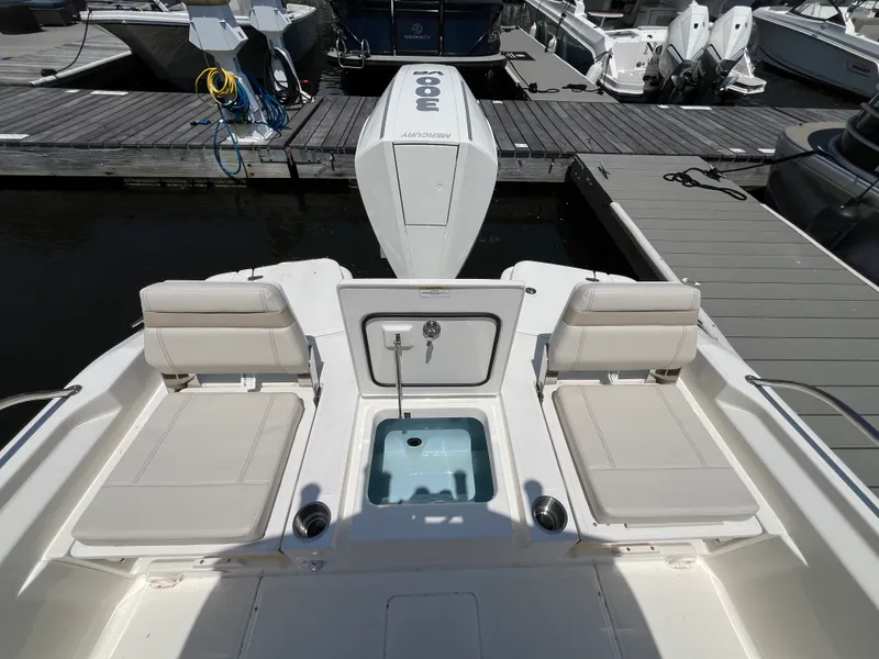 Slide: The Image of Boston Whaler 250 Dauntless 2026 - 3