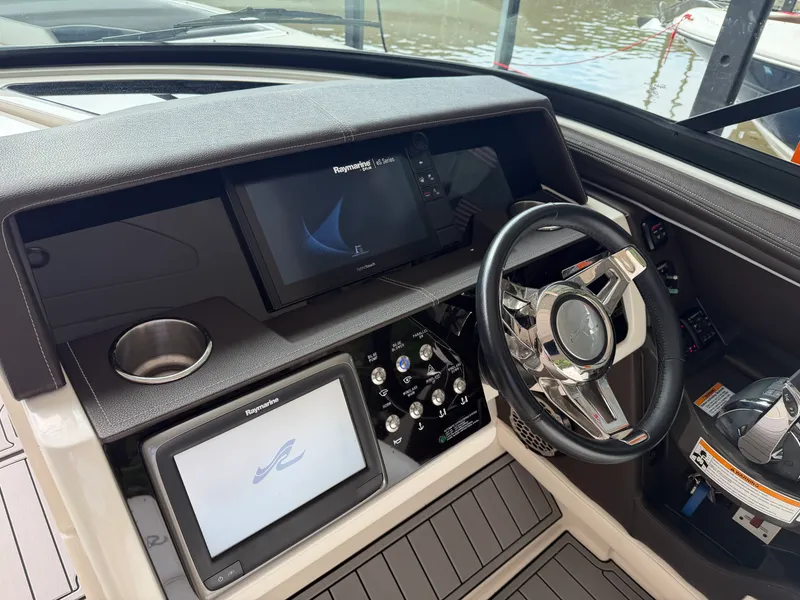 Slide: The Image of Sea Ray 350 SLX 2016 - 24