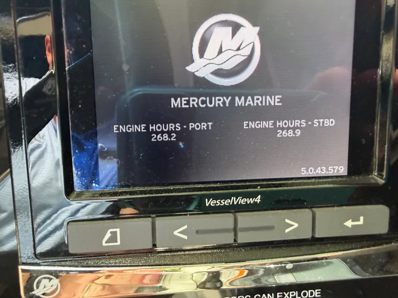 Slide: The Image of Sea Ray 350 SLX 2016 - 9