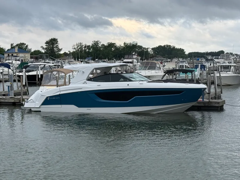 The Image of Cruisers 38 GLS Outboard 2027 - 0