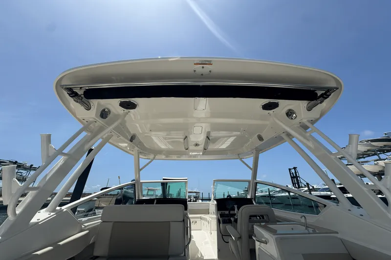 Slide: The Image of Boston Whaler 280 VANTAGE 2024 - 11