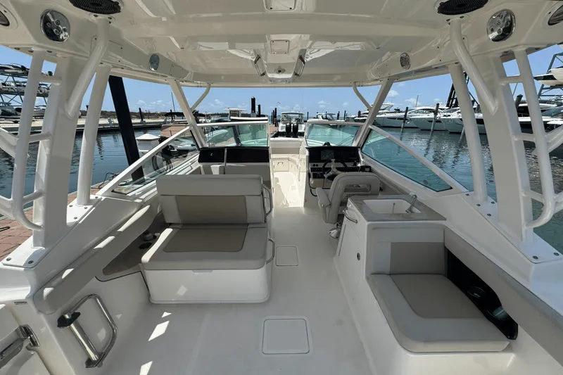 Slide: The Image of Boston Whaler 280 VANTAGE 2024 - 12