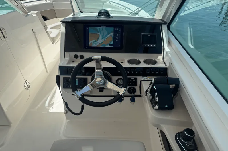 Slide: The Image of Boston Whaler 280 VANTAGE 2024 - 13