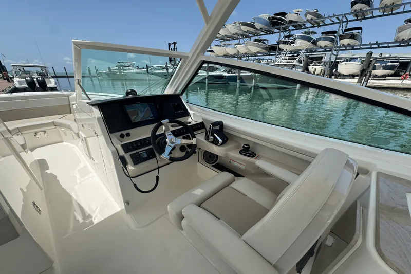 Slide: The Image of Boston Whaler 280 VANTAGE 2024 - 14