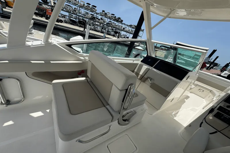 Slide: The Image of Boston Whaler 280 VANTAGE 2024 - 15