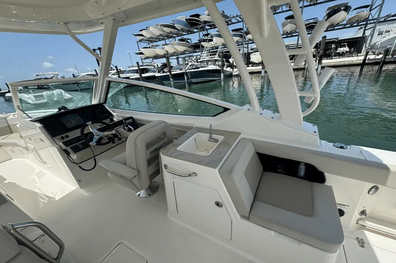 Slide: The Image of Boston Whaler 280 VANTAGE 2024 - 16