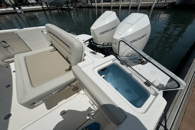 Slide: The Image of Boston Whaler 280 VANTAGE 2024 - 17