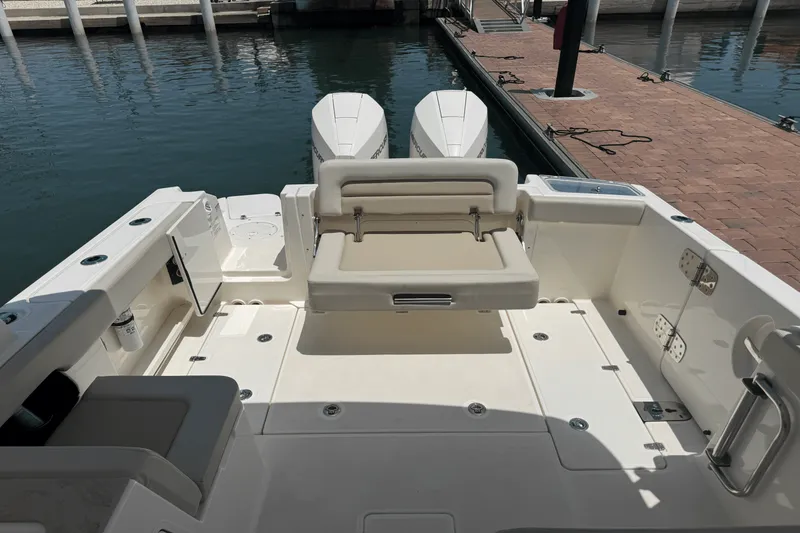 Slide: The Image of Boston Whaler 280 VANTAGE 2024 - 18