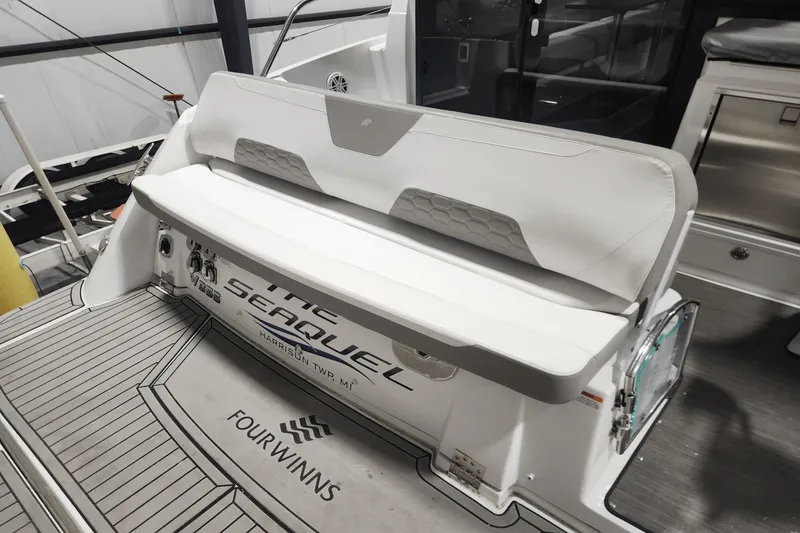 Slide: The Image of Four Winns 355 VISTA COUPE 2022 - 11