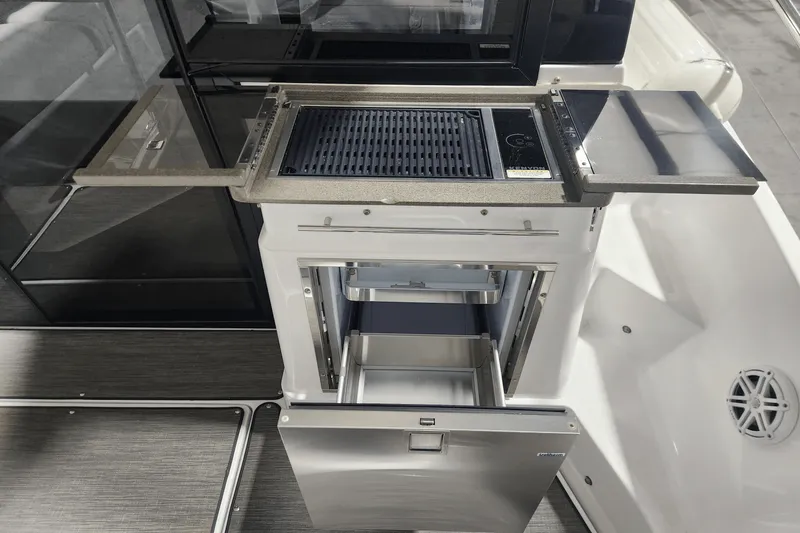 Slide: The Image of Four Winns 355 VISTA COUPE 2022 - 13