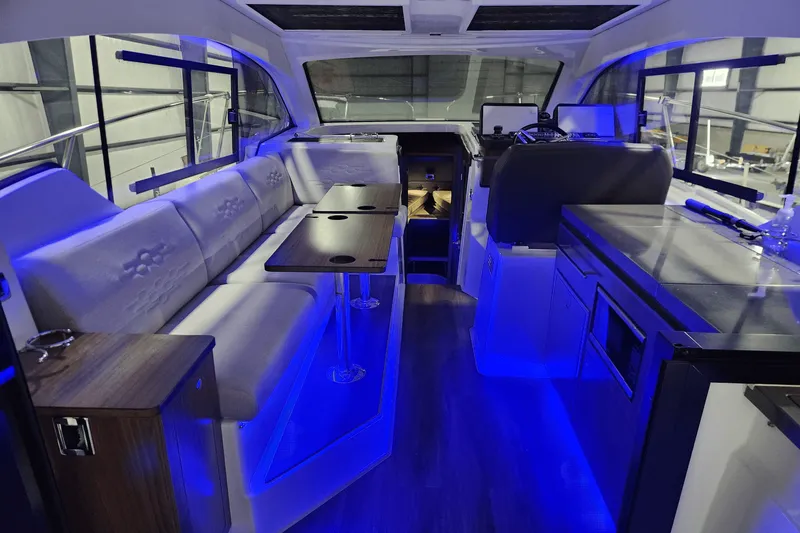 Slide: The Image of Four Winns 355 VISTA COUPE 2022 - 15