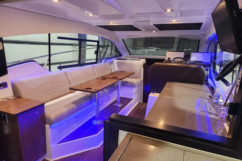 Slide: The Image of Four Winns 355 VISTA COUPE 2022 - 16