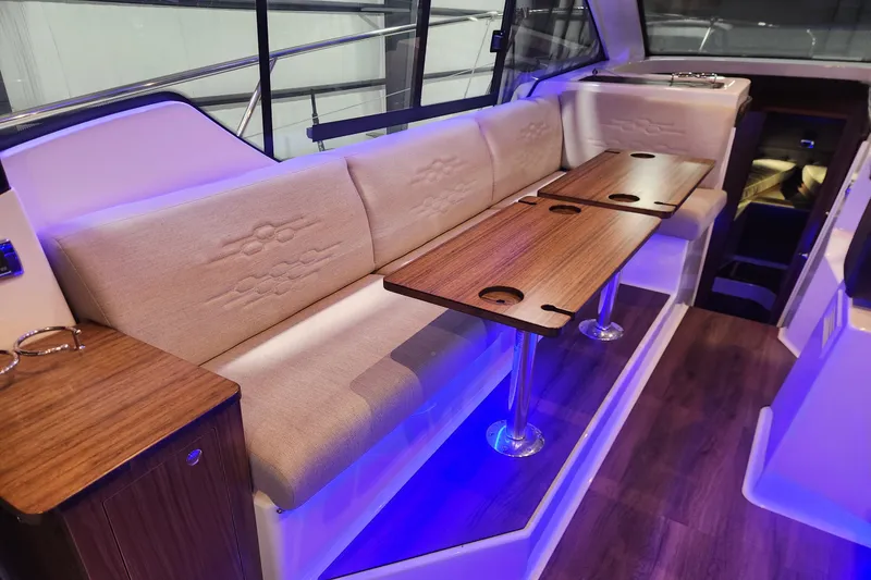 Slide: The Image of Four Winns 355 VISTA COUPE 2022 - 17