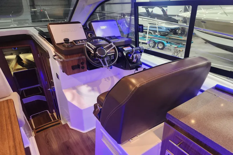 Slide: The Image of Four Winns 355 VISTA COUPE 2022 - 18