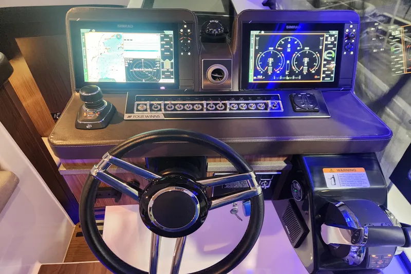 Slide: The Image of Four Winns 355 VISTA COUPE 2022 - 19