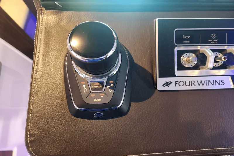 Slide: The Image of Four Winns 355 VISTA COUPE 2022 - 21