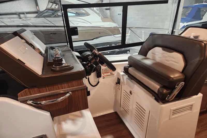 Slide: The Image of Four Winns 355 VISTA COUPE 2022 - 23