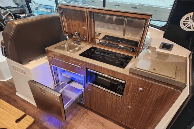 Slide: The Image of Four Winns 355 VISTA COUPE 2022 - 24