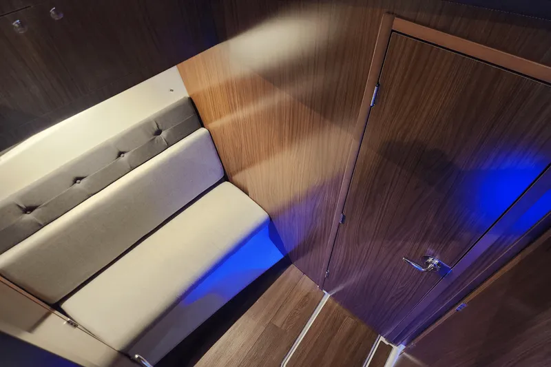 Slide: The Image of Four Winns 355 VISTA COUPE 2022 - 25