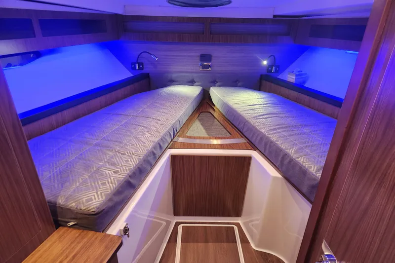 Slide: The Image of Four Winns 355 VISTA COUPE 2022 - 26