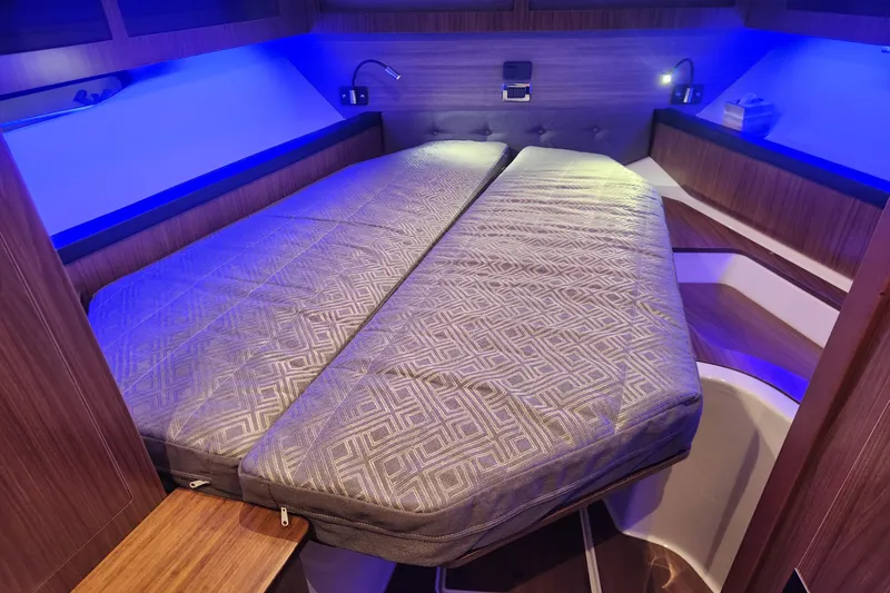 Slide: The Image of Four Winns 355 VISTA COUPE 2022 - 27