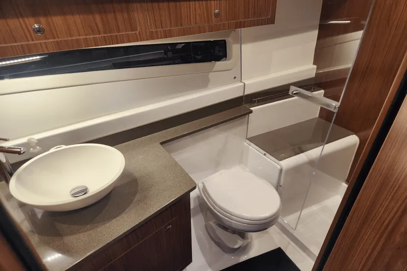 Slide: The Image of Four Winns 355 VISTA COUPE 2022 - 28