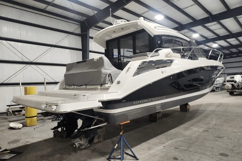 Slide: The Image of Four Winns 355 VISTA COUPE 2022 - 3