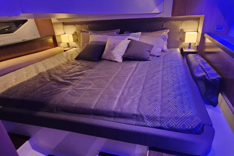 Slide: The Image of Four Winns 355 VISTA COUPE 2022 - 30