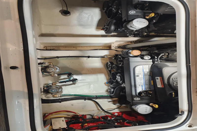 Slide: The Image of Four Winns 355 VISTA COUPE 2022 - 33