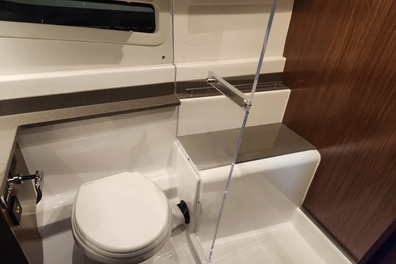 Slide: The Image of Four Winns 355 VISTA COUPE 2022 - 34