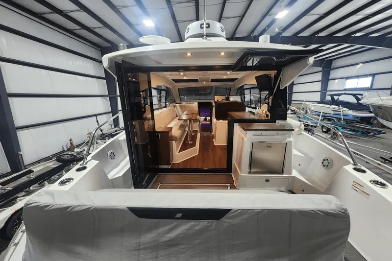 Slide: The Image of Four Winns 355 VISTA COUPE 2022 - 37