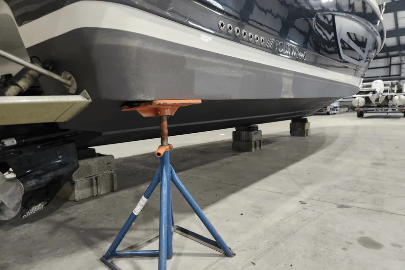 Slide: The Image of Four Winns 355 VISTA COUPE 2022 - 4