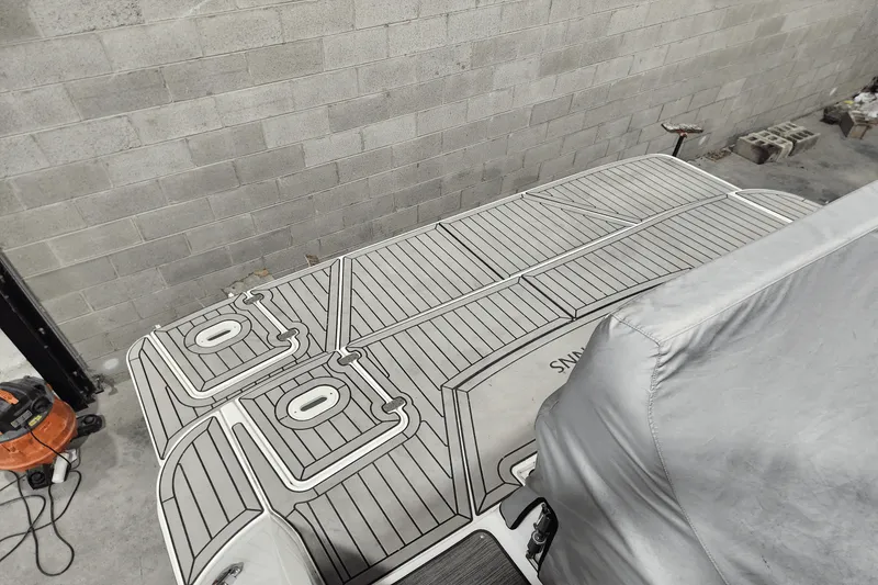 Slide: The Image of Four Winns 355 VISTA COUPE 2022 - 8