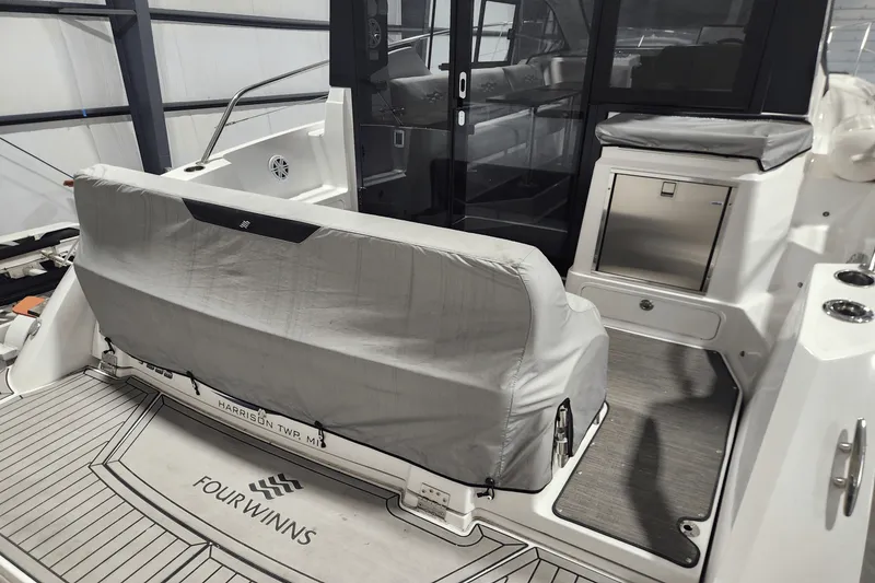 Slide: The Image of Four Winns 355 VISTA COUPE 2022 - 9