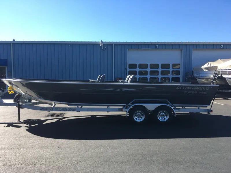 Slide: The Image of 2018 Alumaweld Super Vee Pro boat on Rogue Trailers in front of a blue building. - 9