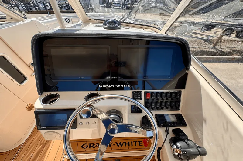 Slide: The Image of Grady-White 325 FREEDOM 2019 - 10